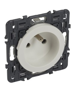 Prise 2P+Terre std avec support et enjoliveur blanc