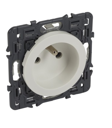 Prise 2P+Terre std avec support et enjoliveur blanc